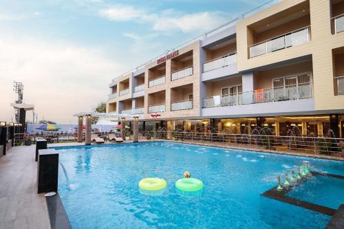 曼达莫尼Royal Palace Beach Resort的酒店前方的大型游泳池