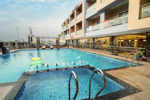 曼达莫尼Royal Palace Beach Resort的大楼前的大型游泳池