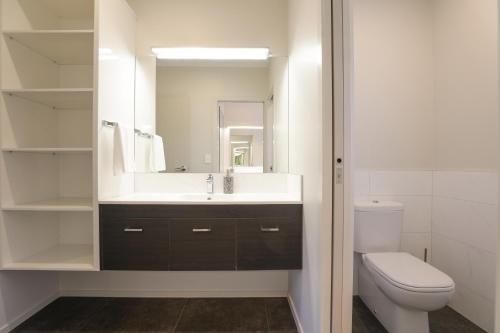 罗托鲁瓦All Inn的一间带水槽和卫生间的浴室