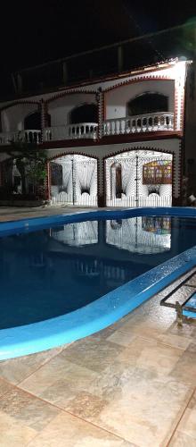 贝伦Casarão Farol da Marise Sol的游泳池周围设有白色椅子
