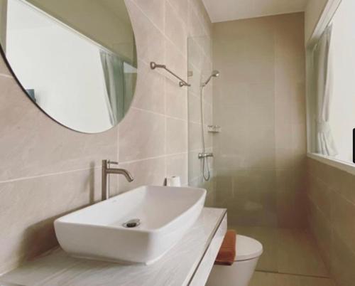 格兰岛Thandara kohlarn的白色的浴室设有水槽和镜子