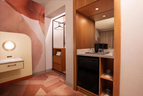 拉斯维加斯美高梅大酒店的一个带水槽和镜子的小厨房