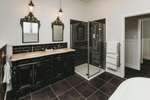 新普利茅斯Buller Noire Outstanding的一间带两个盥洗盆和淋浴的浴室