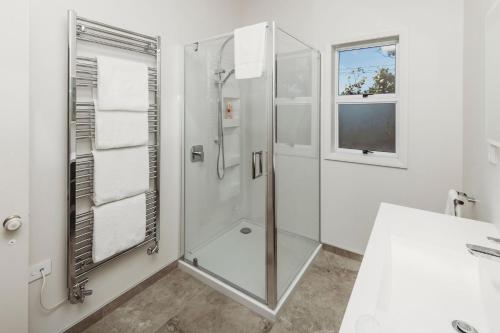 新普利茅斯Fox Manor - High-end Quality的带淋浴和玻璃淋浴间的浴室