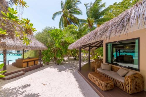 芭环礁Kihaa Maldives的海滩上的别墅,享有海景