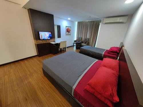 哥打巴鲁Wan's Studio (Kota Bharu City Point)的酒店客房,配有床和电视