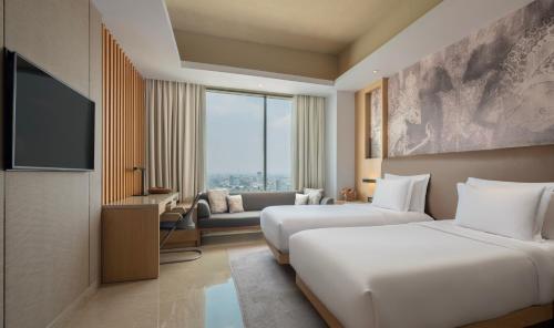 梭罗阿里拉索罗的酒店客房设有两张床和一台平面电视。