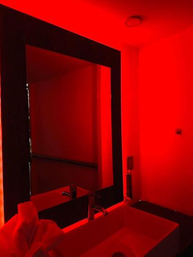 墨西哥城Ya no tenemos servicio的红色的浴室设有水槽和镜子