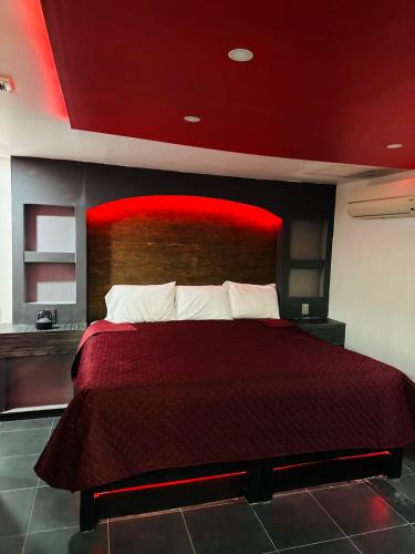 墨西哥城Ya no tenemos servicio的一间卧室配有一张红色床头板的床