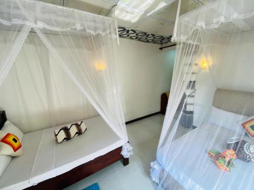 埃拉梅洛民宿的一间卧室配有2张白色窗帘