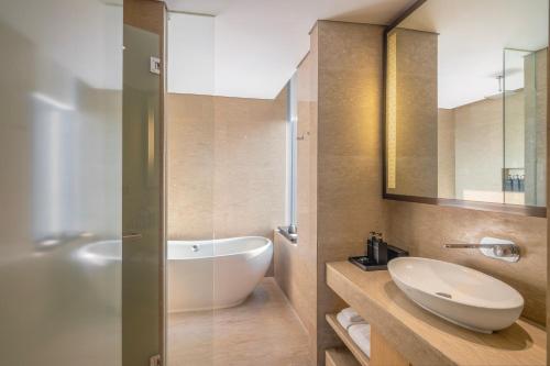 梭罗阿里拉索罗的浴室配有白色水槽和浴缸。