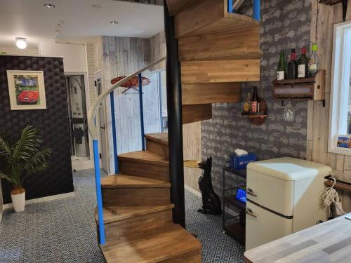 志摩市Seaside Garage Shima - Vacation STAY 77073v的客房设有楼梯和冰箱