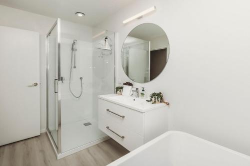 新普利茅斯Bell Block Beauty Brand New的白色的浴室设有水槽和镜子