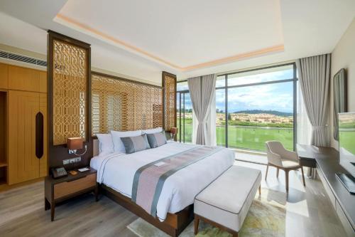 金兰市Residence Inn Villa Cam Ranh的一间卧室设有一张大床和一个大窗户
