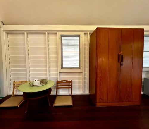 Klong ToiThe Backyard 28的客房设有桌椅和窗户。