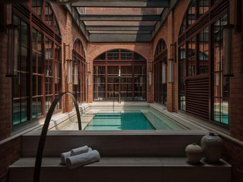 上海上海建业里嘉佩乐酒店的一座带游泳池的建筑中的室内游泳池