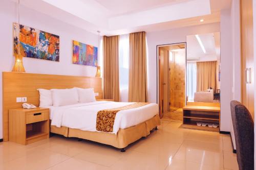 Golden Tulip Balikpapan Hotel & Suites客房内的一张或多张床位