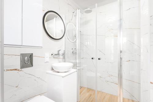 华沙Apartament Grzybowska Premium by Your Freedom的带淋浴和盥洗盆的白色浴室