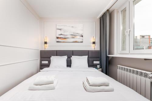 华沙Apartament Grzybowska Premium by Your Freedom的卧室配有一张带两个枕头的大白色床