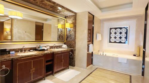 宁德宁德富力万达嘉华酒店的一间带两个盥洗盆和大镜子的浴室