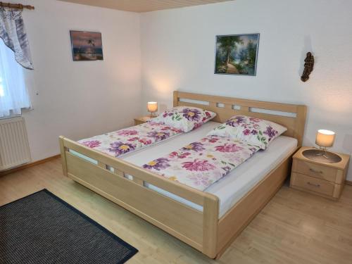 格拉弗瑙Ferienwohnung Graf Konrad的一间卧室配有一张带两个枕头的床