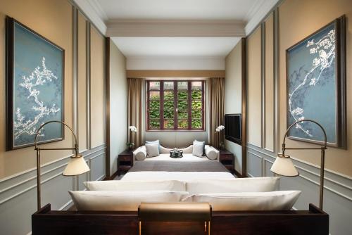 上海上海建业里嘉佩乐酒店的酒店客房设有两张床和窗户。