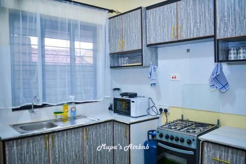 NyahururuMupa's Luxury Condo II的一间带炉灶和微波炉的小厨房
