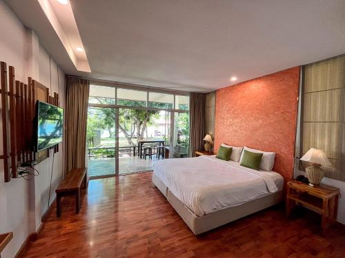 Ban Khlong Sai Yokี เรือนปณาลี รีสอร์ท的一间卧室设有一张大床和一个大窗户