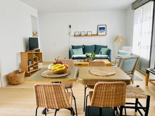 拉波勒Villa Mary-Alex La Baule的客厅配有桌椅和沙发