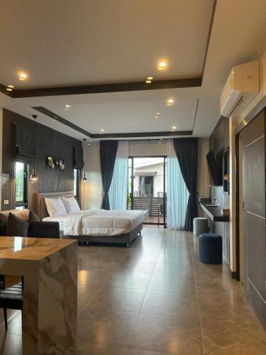 邦涛海滩巴昂弗昂斯姆达酒店的一间卧室设有一张床和一间客厅。