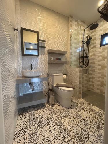 邦涛海滩巴昂弗昂斯姆达酒店的一间带卫生间、水槽和镜子的浴室