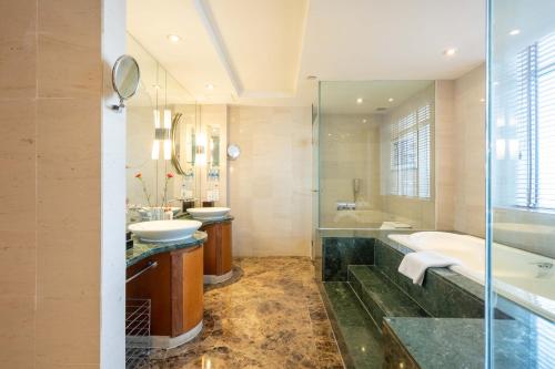 重庆重庆解放碑帝晶酒店的带浴缸和盥洗盆的浴室