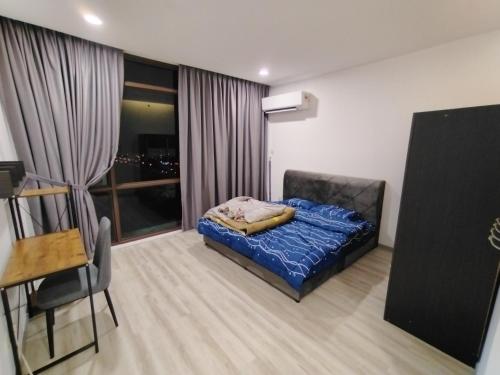 Kota SamarahanSamarahan Summer Suite Kuching AL4的卧室配有床、椅子和窗户。