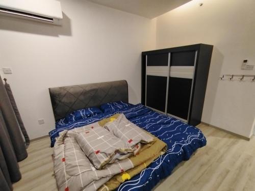Kota SamarahanSamarahan Summer Suite Kuching AL4的一间卧室配有一张黑色床头板的床