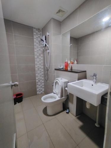 Kota SamarahanSamarahan Summer Suite Kuching AL4的一间带卫生间和水槽的浴室