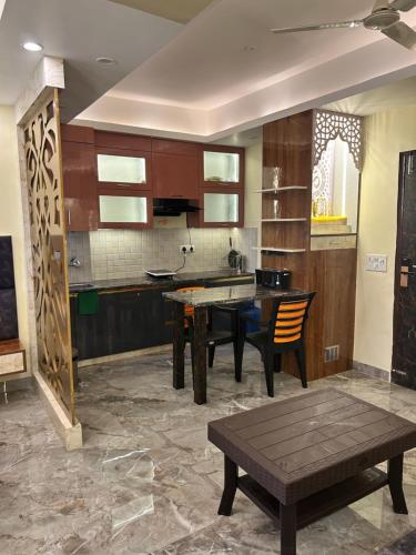 范兰德凡Tripur Sundari Nilaya的一间带桌子的厨房和一间餐厅
