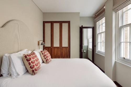 伦敦Native Kings Wardrobe的卧室配有带枕头的大型白色床