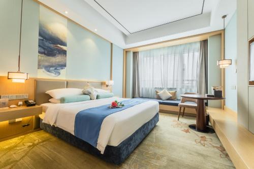 济南润华世纪酒店(济南西站国际会展中心店)的一间卧室配有一张大床和一张书桌