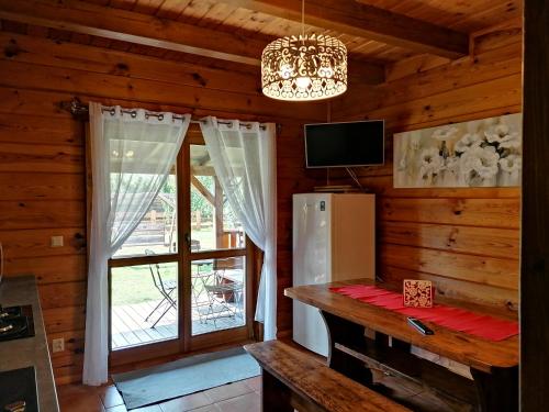 圣凯瑟琳Noclegi Gaja的小屋内的厨房配有冰箱和窗户