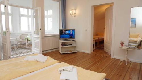 塞巴特阿尔贝克Villa Emanuel mit Meerblick的一间设有床铺和电视的房间