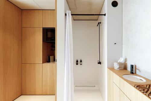 卢森堡Rise - Penthouse Suite with Terrace的带淋浴和盥洗盆的浴室