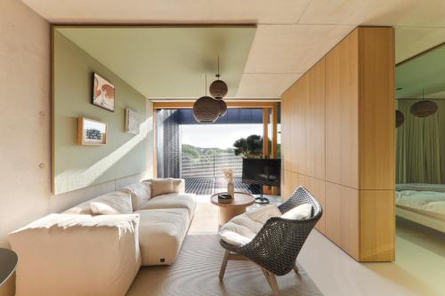 卢森堡Rise - Penthouse Suite with Terrace的客厅配有沙发和1张床