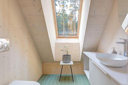 赫尔辛基Villa Pickala - Design - Seafront - Hot tub的一间带水槽和窗户的浴室