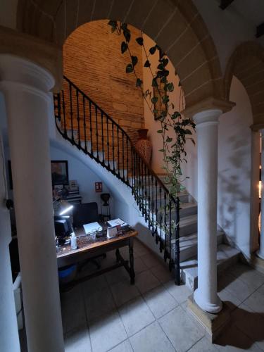 赫雷斯-德拉弗龙特拉凤凰旅馆的客房设有带书桌和桌子的楼梯。