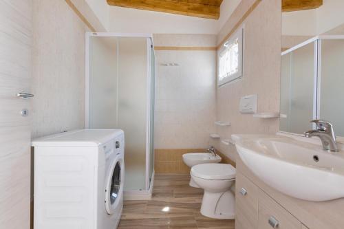 圣伊西多罗Villino delle Orchidee by BarbarHouse的浴室配有卫生间水槽和洗衣机。