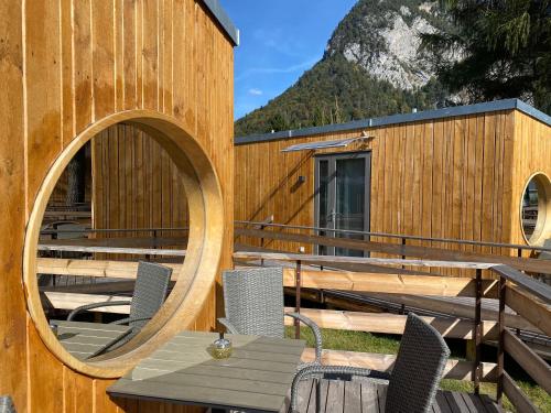 因特拉肯Unique Tiny Eco Lodges with gorgeous views to Jungfrau Massiv的一座配有桌椅的木质建筑