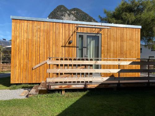 因特拉肯Unique Tiny Eco Lodges with gorgeous views to Jungfrau Massiv的一座小木结构建筑,前面有一个斜坡