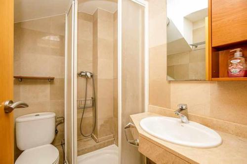 罗萨斯106casa bocana inmo apartaments roses的带淋浴、卫生间和盥洗盆的浴室