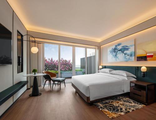 澳门澳门安达仕酒店的一间卧室设有一张床和一个大窗户