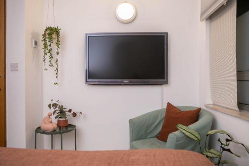 伦敦拉卡时瑞酒店的客厅设有壁挂式平面电视。